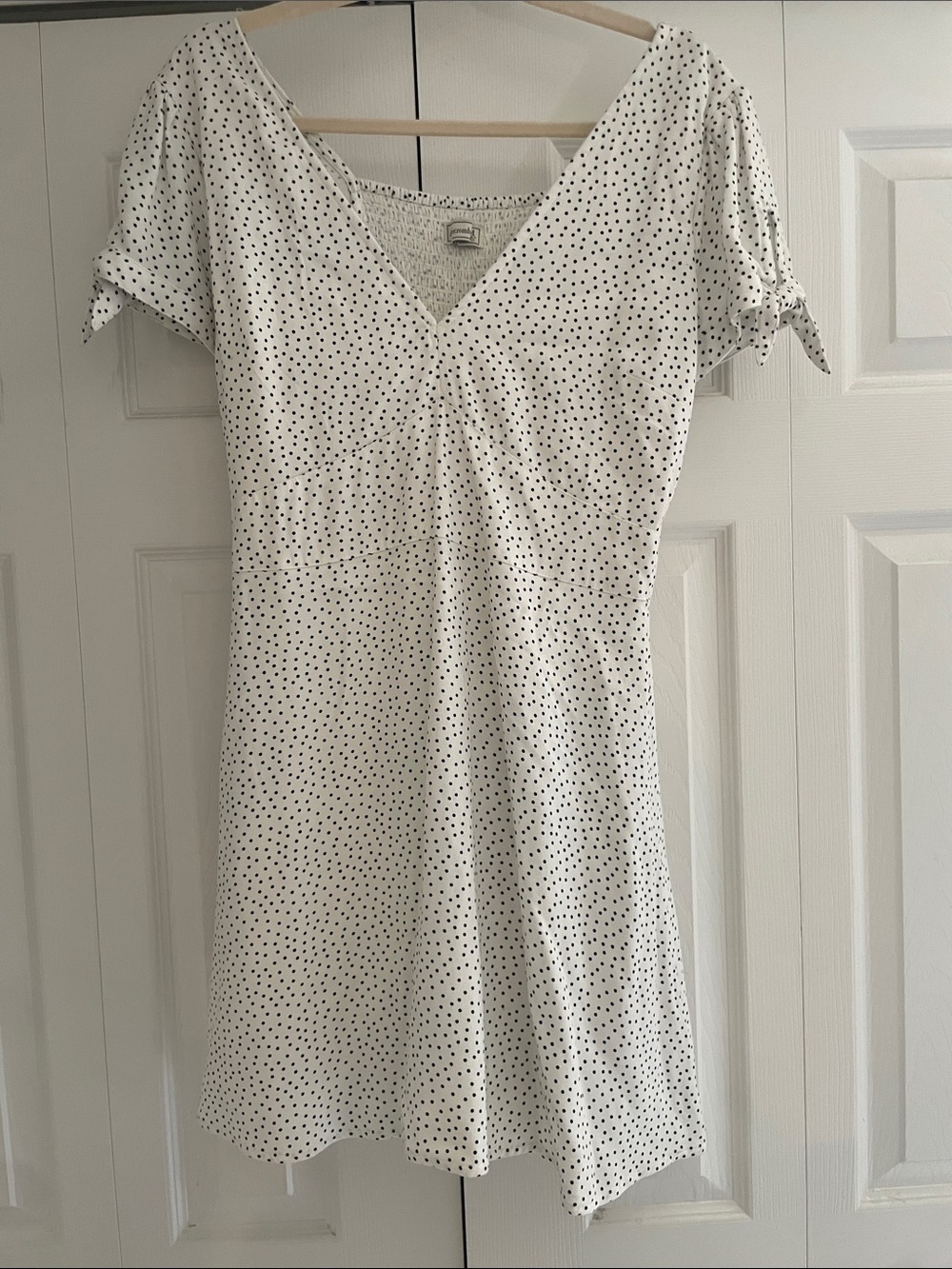 Abercrombie & Fitch White Black Polka Dot V‑Neck mini dress